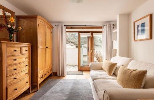 East Trenean Farm Cottages -4 Luxury Cornish Cottages sleeping 20 with hot tubs, private gardens, rural views and EV facilities - Foto 12