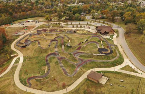 Family Fun! Sleeps 8, King Bed, 2 Queens, and Sofa Bed, Games - in Rogers - Foto 33