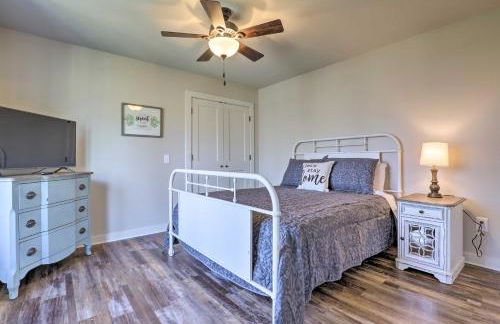 Creek-View Getaway with Deck, Yard, and Fire Pit! - Foto 11