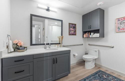 Stylish Ground Floor 2BR 2BA with Private Patio - Foto 16