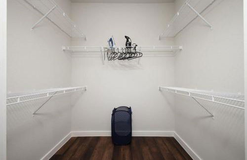 Chic 2BR-w Parking, Near Rvrwalk, Dome & Conv Ctr - Foto 20