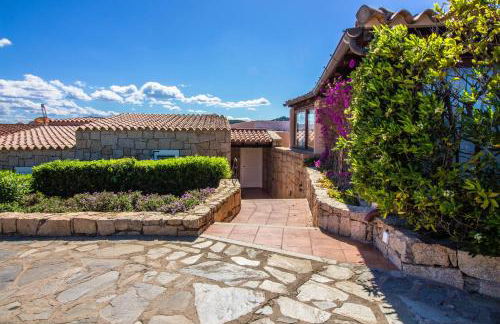 GuestHost - Villa With Private Garden, Parking & Shared Pool! - Foto 31