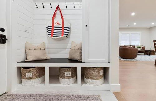 Renovated & Sophisticated Home Near Beach & Shops! - Photo 14