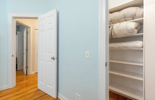 Windy City Getaway - 3BR 2BA Chicago Townhouse home - Photo 60