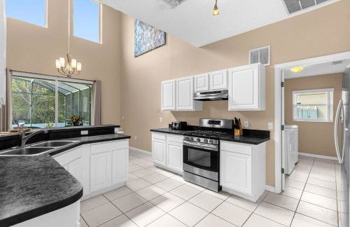 Upstay Home w Pool Hot Tub & Patio - Pet Friendly - Foto 16