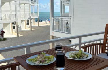 Oceanfront Islamorada Townhome with Dock and Pool - Foto 8