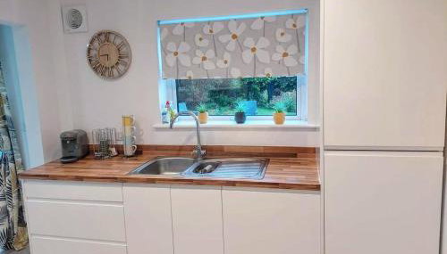 'Serenity in Somerset ' Self Catering House Rental Near Chard , Accomodation for Contract Workers only - Foto 4, dishwasher