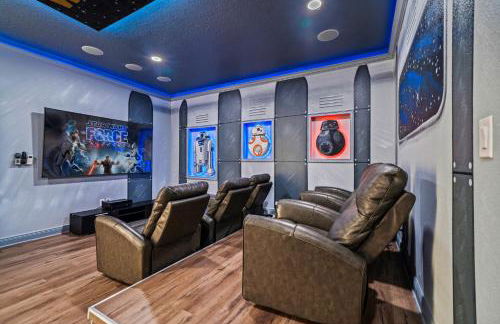 Epic Playhouse Getaway - Castle & Superhero Bunks Theater Private Pool No Rear Neighbors - Foto 47