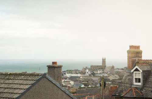 Large newly refurbished modern house, part sea views, south facing garden, parking - Photo 23