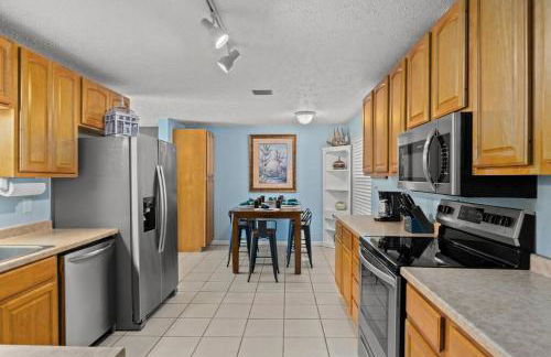 Pirates Cove - Private Pool, Seasonal Hot Tub, Game Room, Close to Beach, Pets OK - Photo 4