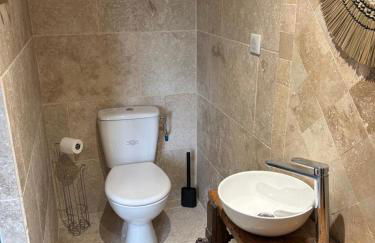 At Stéphanie and Damien's, Charming stone and pool - Foto 16