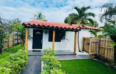 Modern Boho 3BR Duplex Escape with Pool & King Bed Near Beach - Foto 8