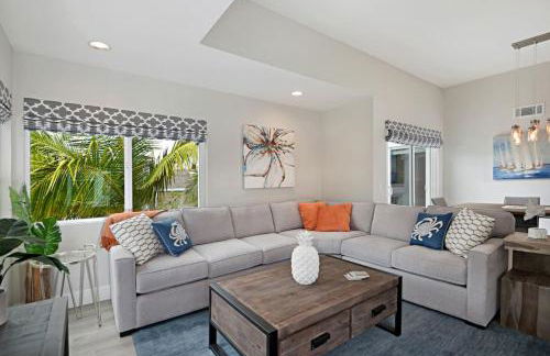 Chic Upstairs Condo Steps from Strands Beach - Foto 5