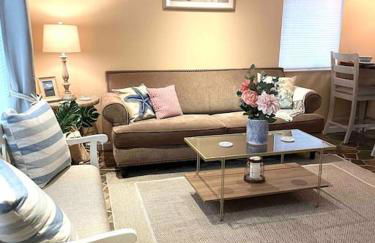 Beach gem! Hot Tub/EV/2bd/3.7mi beach/.5mi outlets - Foto 16