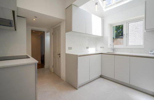 Modern 2 Bedroom Flat with Free Parking - 2 mins from Ascot Racecourse - Foto 13