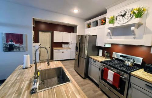 King Bed In Main Floor - Downtown Vacation Rental - Foto 24