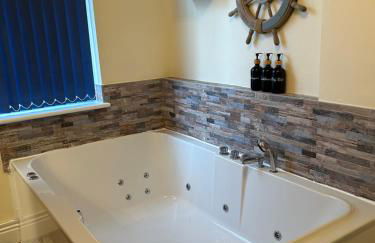 The Buxton Retreat A Luxurious 3-Storey Townhouse with Four Poster Bed and Double Jacuzzi Bath" - Photo 17