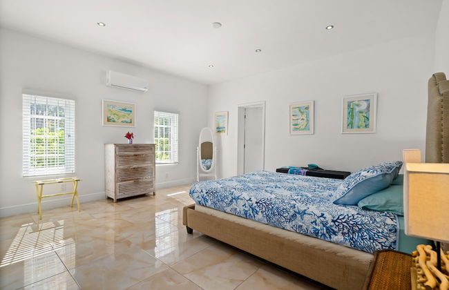 Modern, Stunning & Bright Central Beach Villa - Photo 6