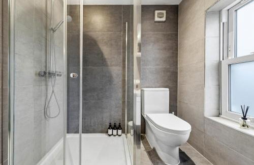 The Lumos House - 4 Bed Home w Parking near Harry Potter Studios - Foto 29