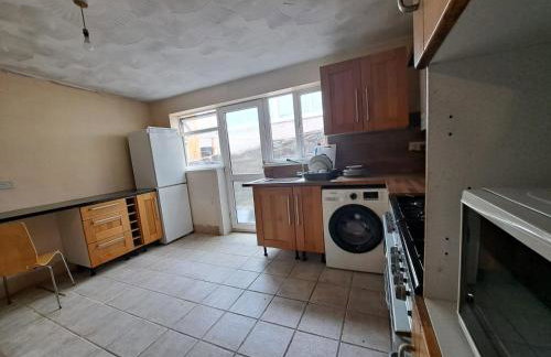 Cheerful 2 bed house free parking nearby park - Photo 6