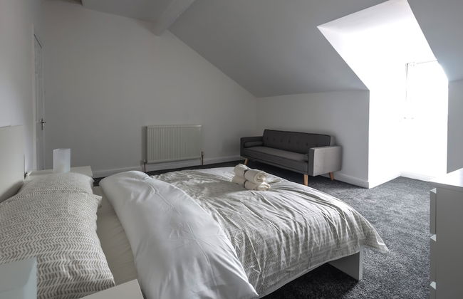 Spacious 4 Bed House in Birmingham, Suitable for Contractors - Photo 4