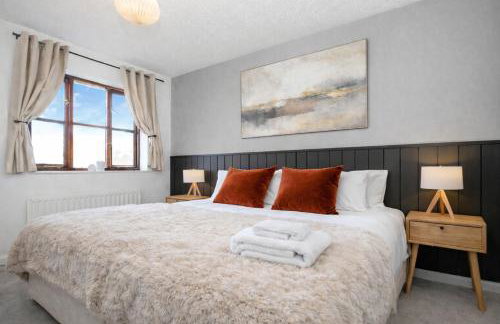 Detached House - Prime Location - Free Parking, Fast Wifi and Smart TVs with Sky TV and Netflix by Yoko Property - Photo 3