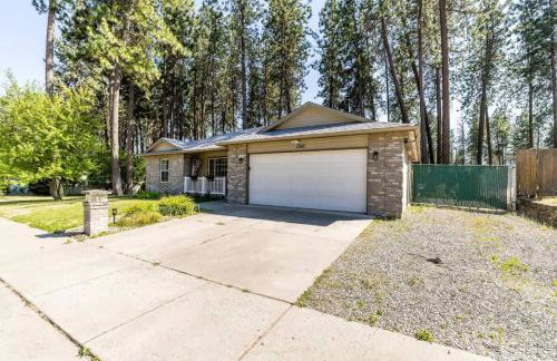 Comfy CDA Family Home with Fire Pit and Huge Yard - Foto 28