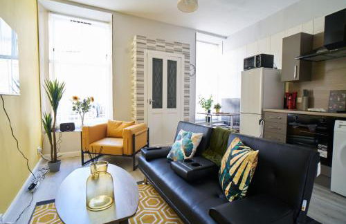 1 BDR Apt By Caledonia Luxe Stays Short Lets & Serviced Accommodation Lanark - Photo 2