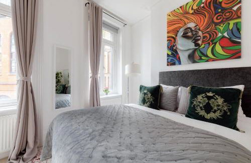 RARE FIND off Oxford St! SOHO 5bed Design House For XXL Groups - Photo 46