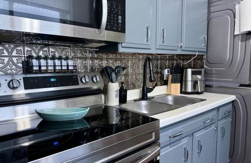 Comfy, Close to Downtown with Lake & Lift Bridge Views - Foto 16