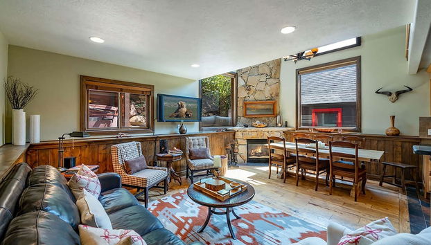 Red Hawk by Avantstay Charming Cabin w Theatre Spa 5mins to Deer Valley Mtn - Foto 5, Habitación