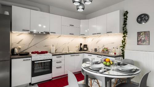 Dora's Home - Photo 4