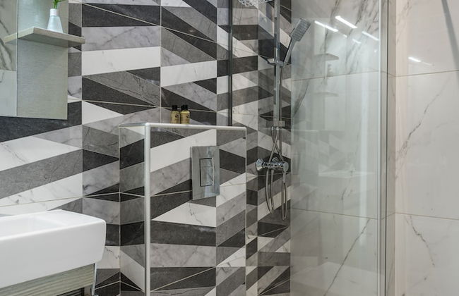 Villa Monte Leone by Konnect with Pool, Hot Tub, Spa Room & Stunning Seaview - Photo 25