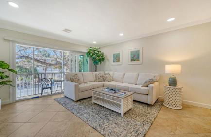 Walkable to Beach, Restaurants, Entertainment! - Photo 3