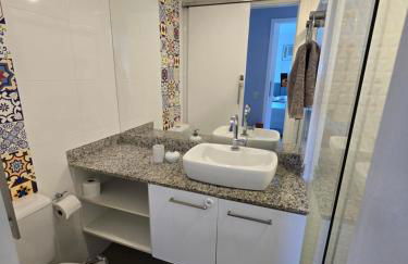 2 qrts c suíte, ar condicionado, piscina infantil e adulto, parquinho, estacionamento privativo, portaria 24hrs, self checkin, indicado pra família c crianças, casais e hóspedes a trabalho - Foto 14