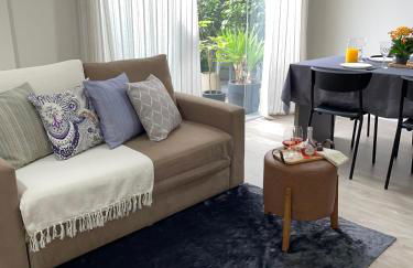 Apto térreo, 2 quartos a 5min da Vila Germânica, com ar e garagem - Foto 1