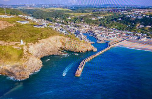 Simply the best ! 4 min walk to Beach, Pubs, Restaurants, Shops, Htd Pool, Hottub, Games rm, 1 acre Garden, BBQ's Coast to Coast cycle path, Beautiful, Bassets acre, Only six 1-3 bedroom SUPERB apartments, Free Parking and WIFI - Foto 30