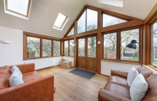 10 Bed Stunning House in village, with Hot Tub - Photo 26