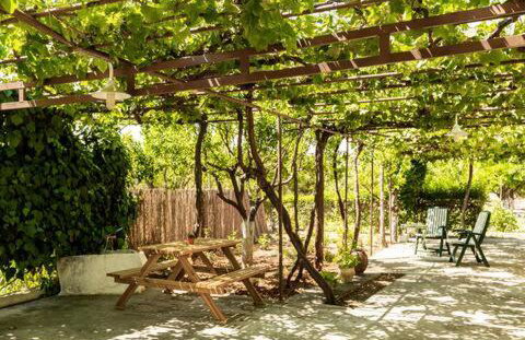 Spacious farmhouse with big yard and fireplace - Foto 14