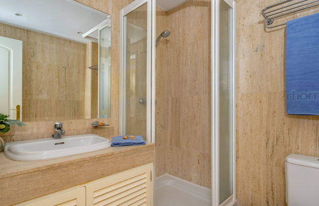 2 bedroom Apartment in Marbella with swimming pool and garden - Photo 13