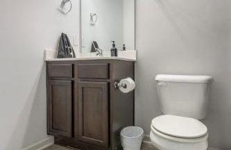 4BR Townhouse King Bed 2-Story Near NC State - Foto 27