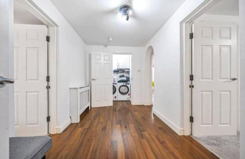 Central 2-Bed, 2-Bath Apartment - Photo 7