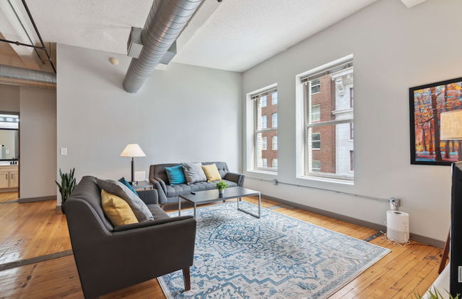 Spacious 2BR Downtown Retreat - Photo 34