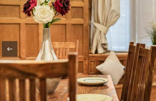 Traditional Victorian West End Apartment - Photo 2