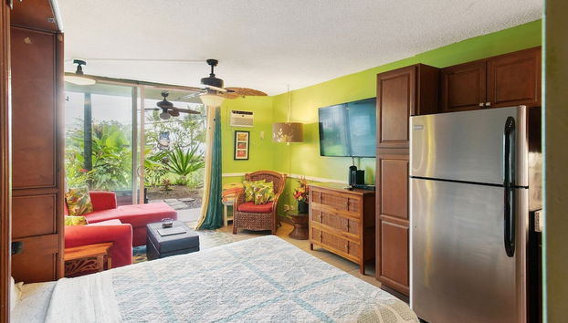 Outstanding Oceanfront Studio - Kona Islander Inn Condos Condo by RedAwning - Foto 4, Habitación