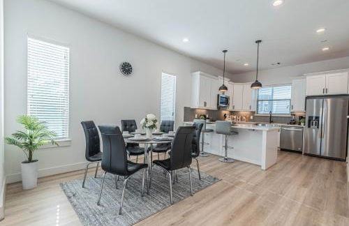 Luxury Charming 3BR 3Bath Free Wi-FI 8 Guests, Gated Home, Houston Downtown - Photo 1