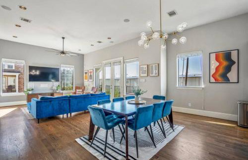 Luxury Downtown Home w Rooftop Deck in the Skyline - Photo 19