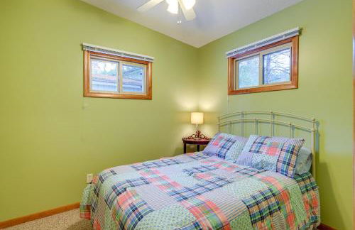 Cozy Cottage with Sunroom - Walk to Higgins Lake! - Foto 17