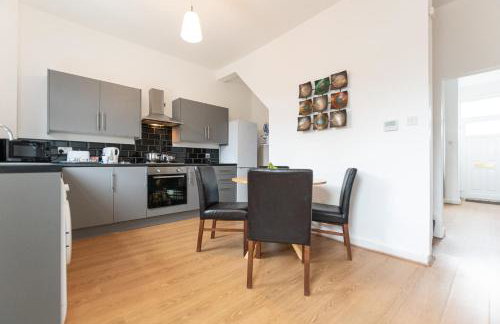 Comfy 2BR Home in Leigh Ideal for Families & Work Stays Sleeps 4 - Photo 5