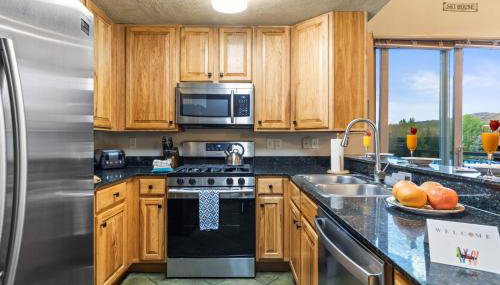 KBM Resorts Crestview Condos Spacious condo near Olympic Park with gas fireplace year-round pool hot tub city wide shuttle access. CVC-308B - Foto 3